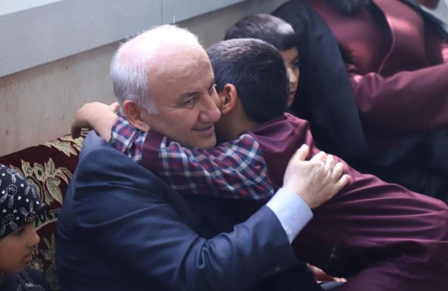 دکتر یونسی استاندار مازندران حامی یتیمان