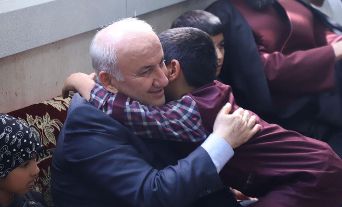 دکتر یونسی استاندار مازندران حامی یتیمان